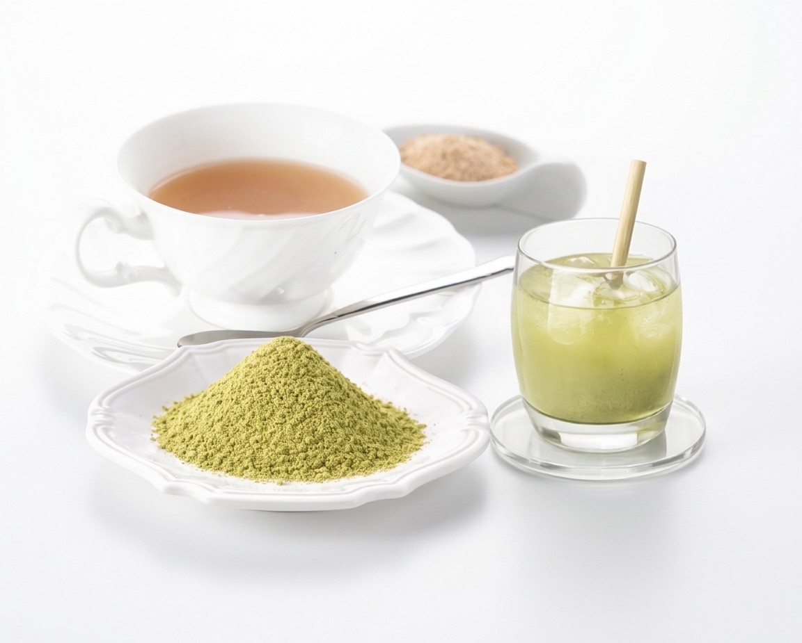 ホットとアイスで淹れた粉末ブレンド茶と、皿にのせた粉末